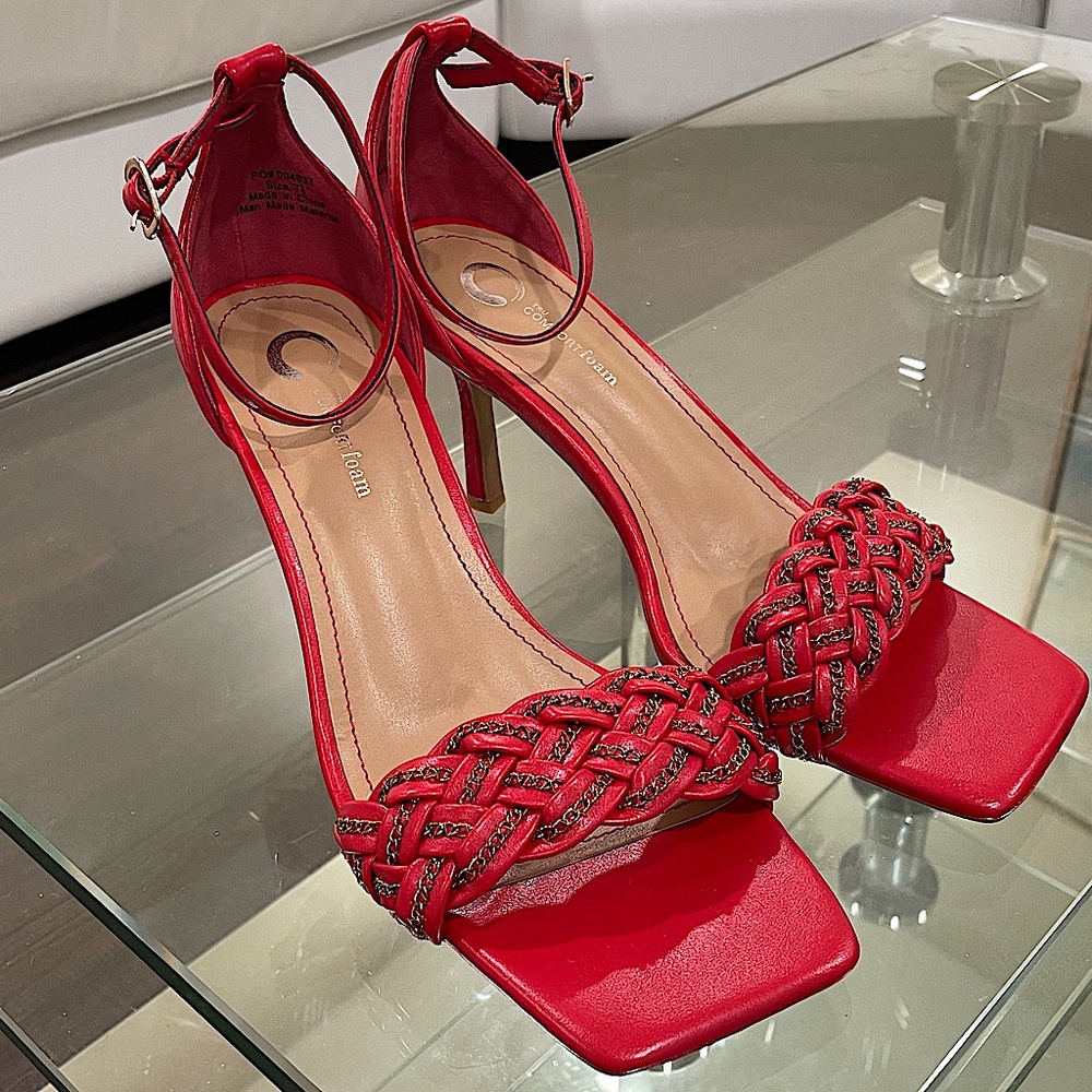 NIB cherry red n gold chain detail toe strap ankle strap kitty stilettos 3” heel